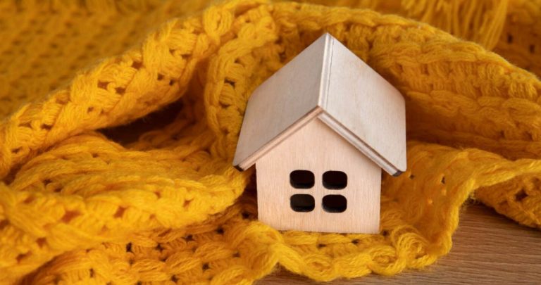 izolatie fibra lemn suflata mansarda eficienta energetica nzeb