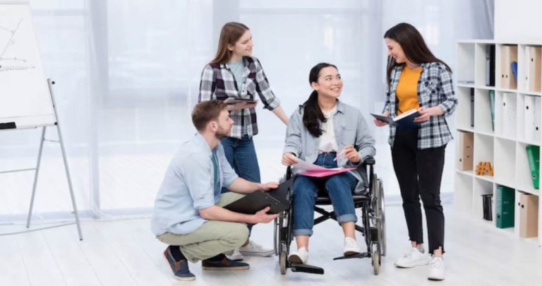 angajat in scaun cu rotile la birou echipa pensie invaliditate grad 3