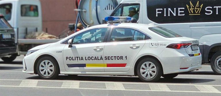 Autospeciala de interventie ordine publica parcata pe bulevard