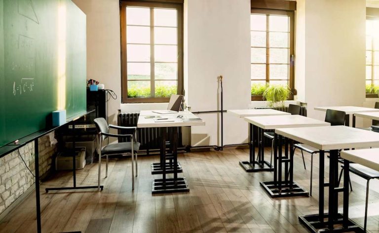 Elevi verificand rezultate bacalaureat 2026 pe laptop in clasa