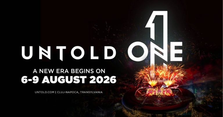 Scena principala Untold Festival noaptea cu focuri de artificii si multime de oameni