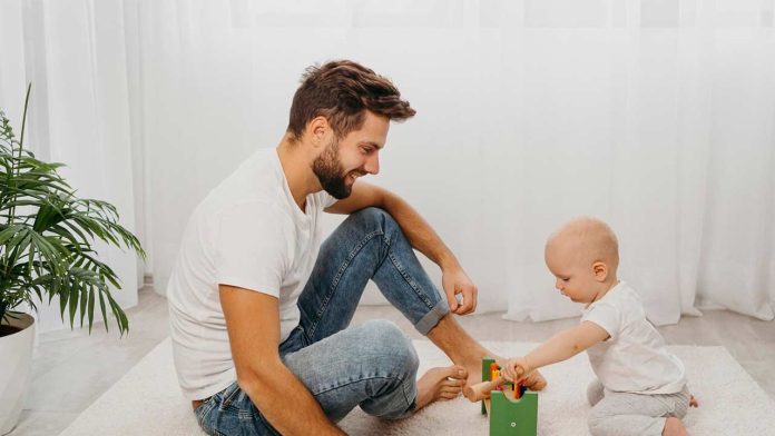 tata cu bebelus in brate si dosar cu acte indemnizatie 2026