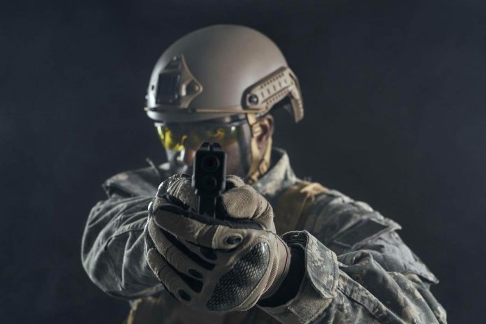 Pensionar militar completând certificat de viață pentru străinătate 2026