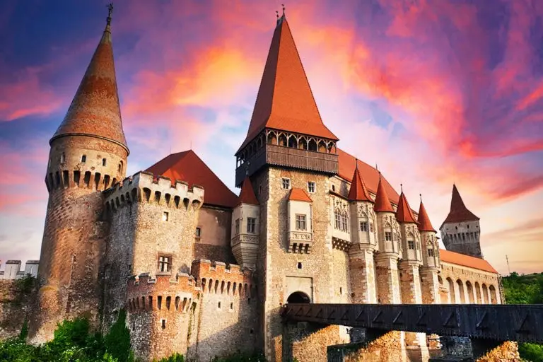 Castelul Corvinilor iarna vedere panoramica cu podul de acces si turnurile gotice