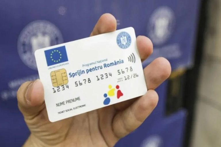 Imagine ilustrativă cu un card social Sprijin pentru România și produse alimentare de bază pe un bon fiscal