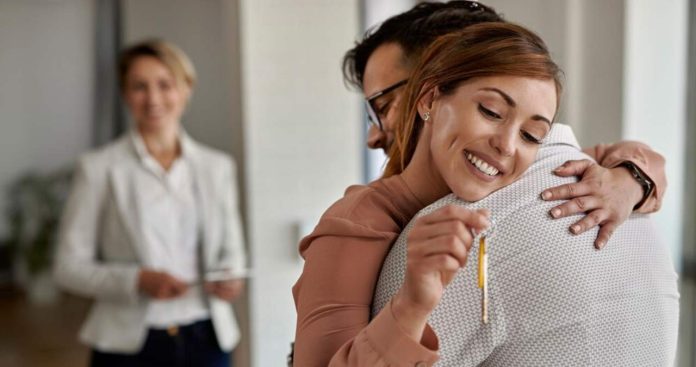 Contract de închiriere și formular ANAF C168, ilustrând procedura de declarare legală a chiriei în 2026