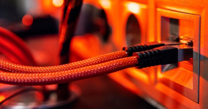 servere in data center si echipa tehnica digi business la lucru