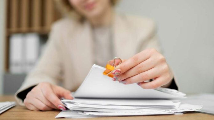 formular adeverinta de venit completat si stampilat pe birou