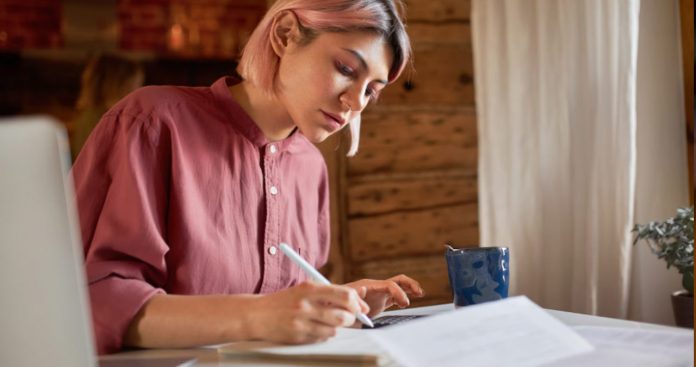 parinte scriind reclamatie inspectorat scolar isj