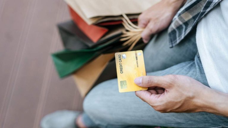 Retragere bani card cumparaturi si comisioane