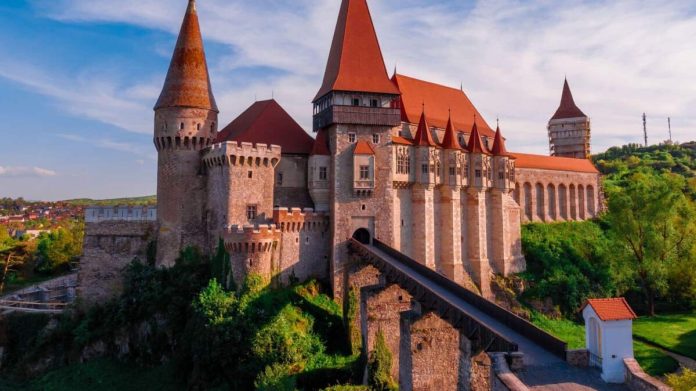 Contact Castelul Corvinilor Contact Castelul Corvinilor