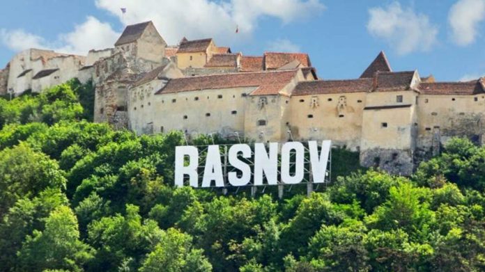 Ascensorul pe plan înclinat urcând spre Cetatea Râșnov iarna