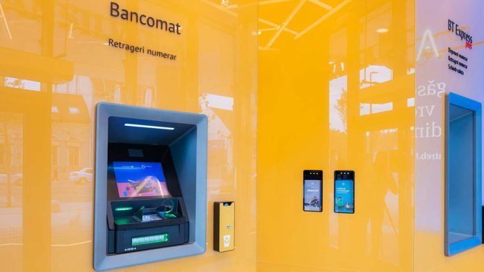 Client utilizând bancomat BT Express Plus pentru depunere numerar fără card