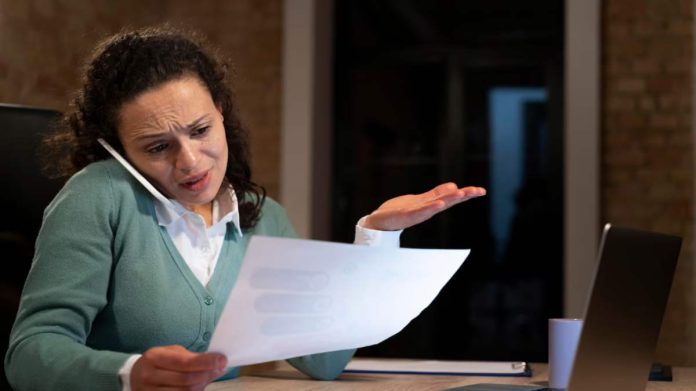 Document fiscal ilustrând o factură storno cu valori negative și sistemul e-Factura