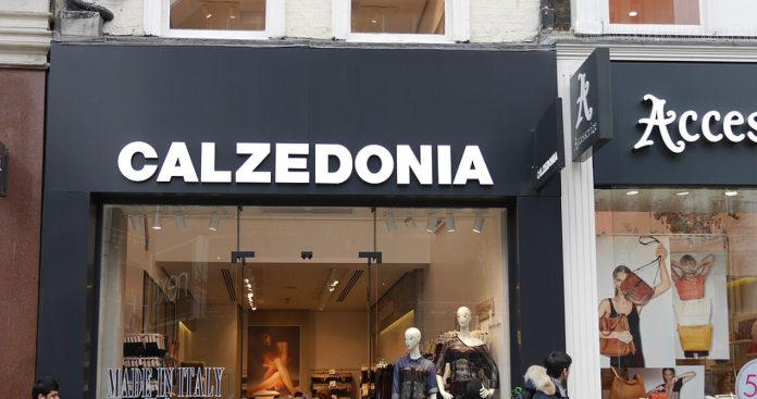 Magazin Calzedonia și interfață online de asistență clienți pe tabletă