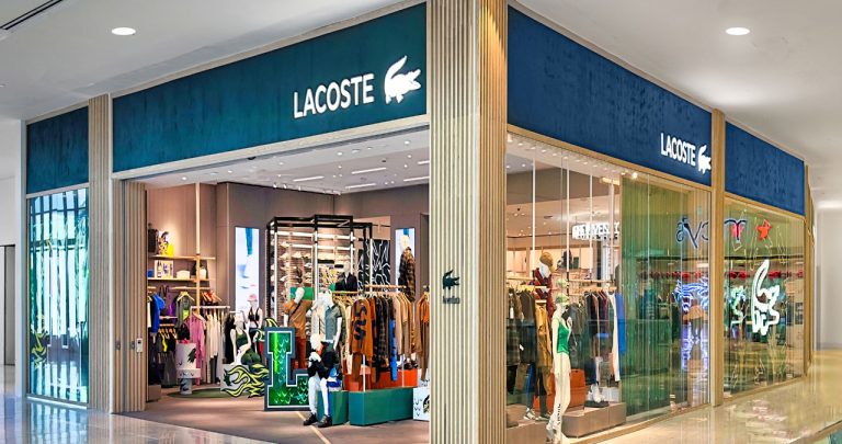 Exterior magazin Lacoste în București, România – vitrină cu colecții sport-chic, polo și accesorii în centru comercial