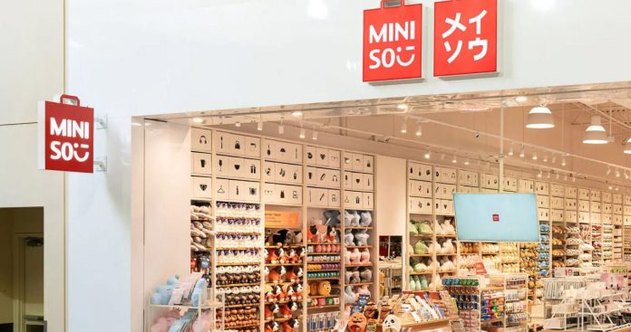 Magazin Miniso România Magazin Miniso din România, fațadă cu vitrine și logo Miniso