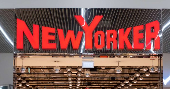 contact new yorker romania retur Interior magazin New Yorker cu haine pe umerase si sigla brandului FSBN si Amisu vizibila