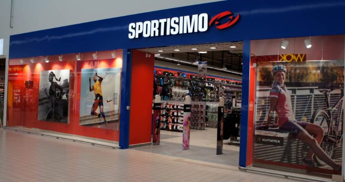 Magazin Sportisimo și echipament sportiv pregătit pentru retur
