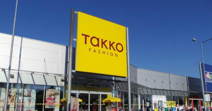 exteropr magazin Takko Fashion cu haine pe umerase si semnalistica de reduceri Takko Friends