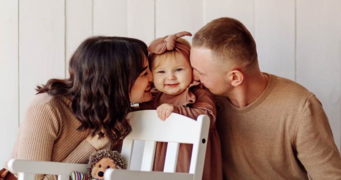 mama lucrand la laptop cu bebelus si bani romanesti 2026