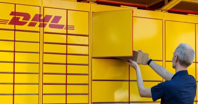 Client ridicând colet din locker automat DHL ServicePoint