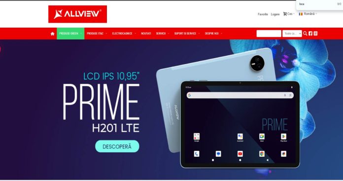 Tehnician într-un centru de service autorizat reparând o tabletă Allview