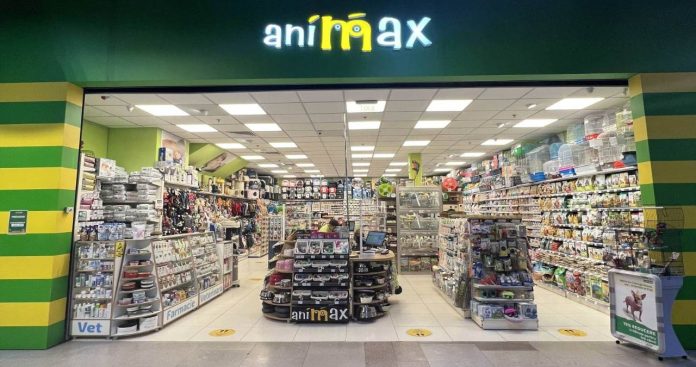 Telefon Suport Comenzi și Reclamații Retur Animax 2026 Un client vorbind la telefon cu asistența Animax pentru o comandă de produse