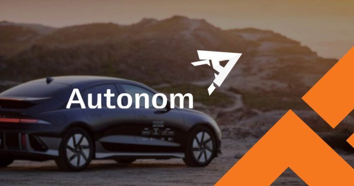 Un agent de la Autonom predând cheile unei mașini de închiriat către un client