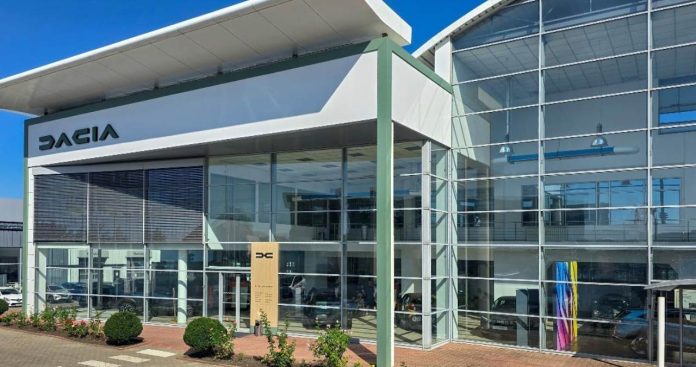 Operator tehnic Dacia Asistență răspunzând la un apel de urgență rutieră