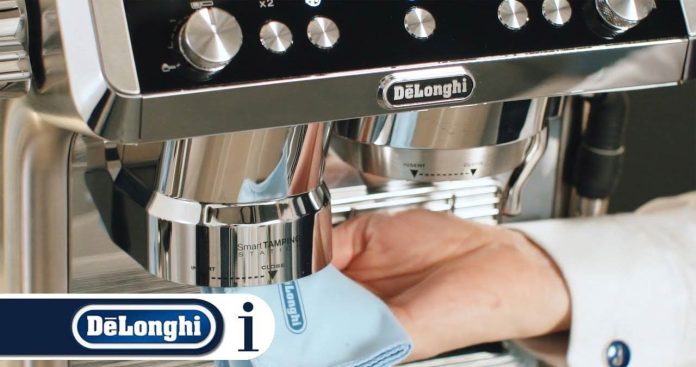 Espressor automat preparând cafea lângă cutia originală pentru procesul de retur