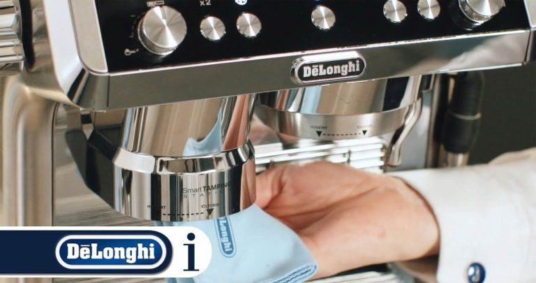 Espressor automat preparând cafea lângă cutia originală pentru procesul de retur