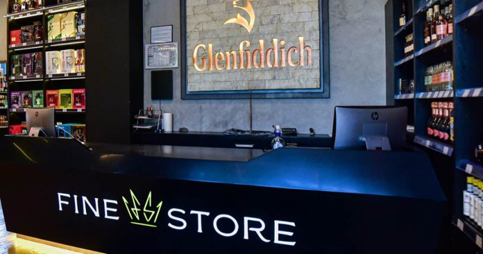 reprezentant FineStore intr-un magazin premium de bauturi