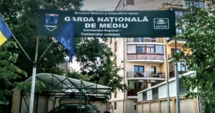 Comisari ai Gărzii de Mediu pe teren inspectând un depozit ilegal de deșeuri
