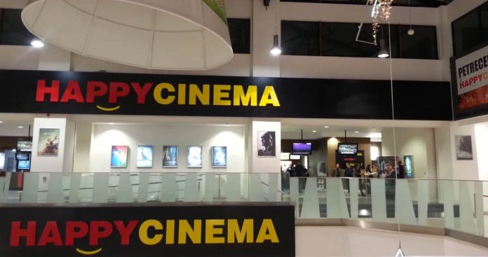 Un grup de prieteni bucurându-se de un film într-o sală VIP de la Happy Cinema