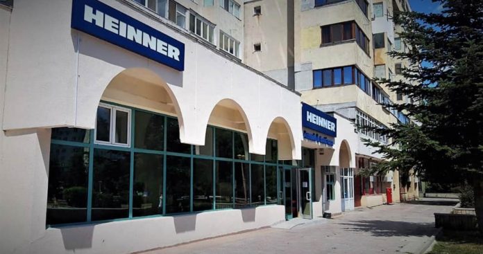 suport clienti Heinner Home verificand garantia unui electrocasnic