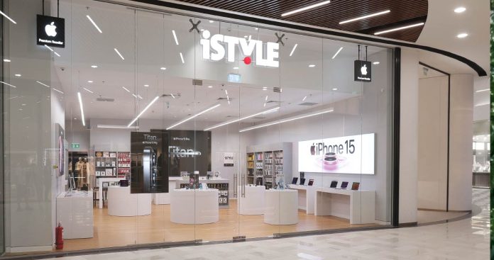 Apple reparând ecranul unui iPhone într-un service iSTYLE