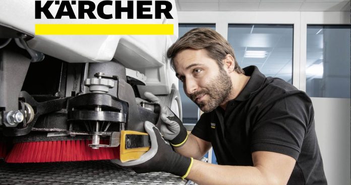 Tehnician de la Karcher Center reparand un echipament profesional de curatare