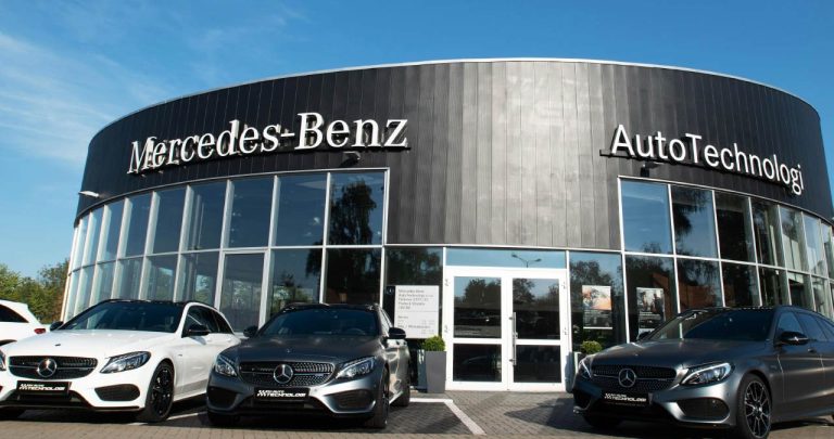 Un autoturism Mercedes-Benz primit in receptia unui service autorizat modern cu un mecanic specializat pregatit de inspectie
