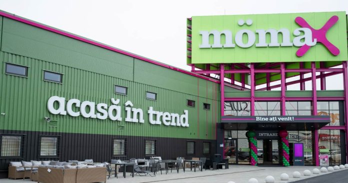 Exterior Cladire Mömax preluând o comandă telefonică pentru mobilier