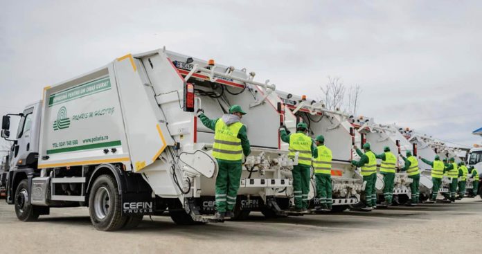 Autospecială modernă Polaris colectând deșeurile menajere de la o asociație de locatari