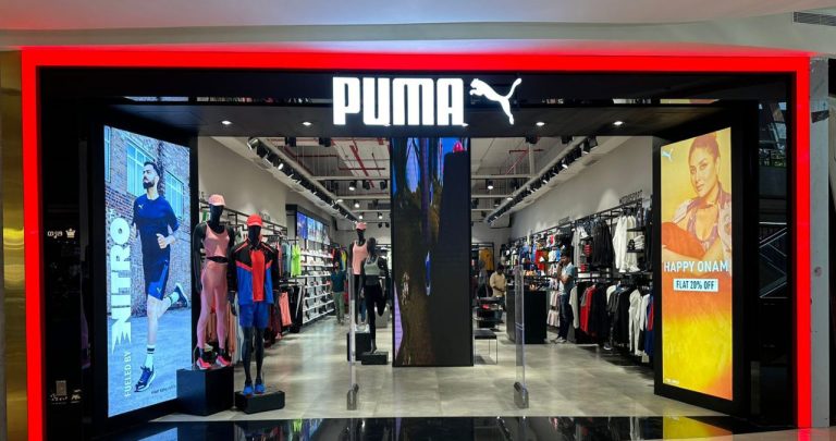 Cutie de pantofi PUMA roșie cu etichetă de retur și interfața de suport online