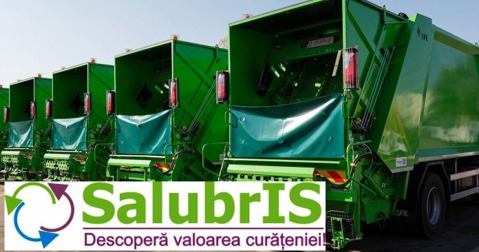 Autospecială Salubris ridicând deșeuri reciclabile din containerele colorate din Iași