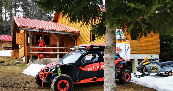 O echipă de salvatori montani Salvamont pregătind targa pentru o intervenție de urgență pe timp de iarnă