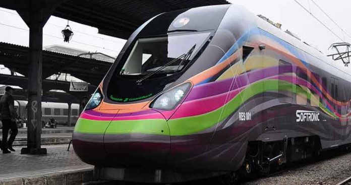 Un tren electric Hyperion operat de Softrans staționând în Gara de Nord