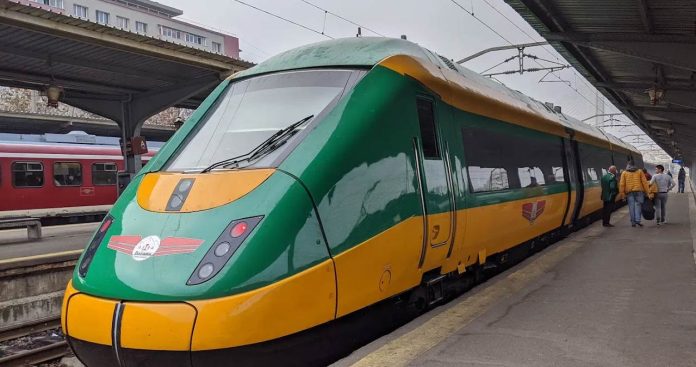 Un tren modern Astra Trans Carpatic oprit la peron într-o gară din România