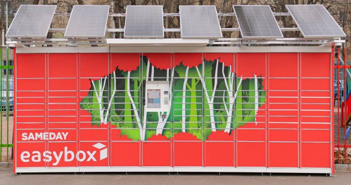 Persoană care ridică un colet dintr-un locker Easybox Sameday folosind aplicația mobilă.