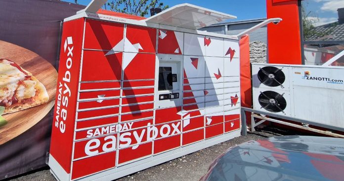 Ghid Retur Colet Sameday 2026 o cutie returnată într-un sertar Easybox Sameday.