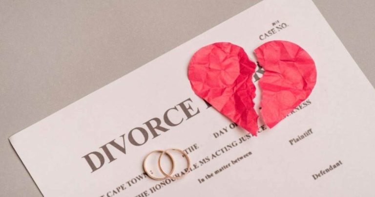 Acte de identitate, buletin și certificat de divorț pe un birou