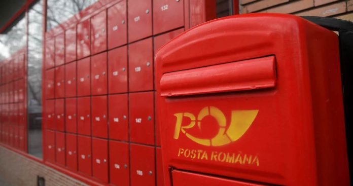 Tabel cu tarifele Poșta Română afișat pe un ghișeu poștal